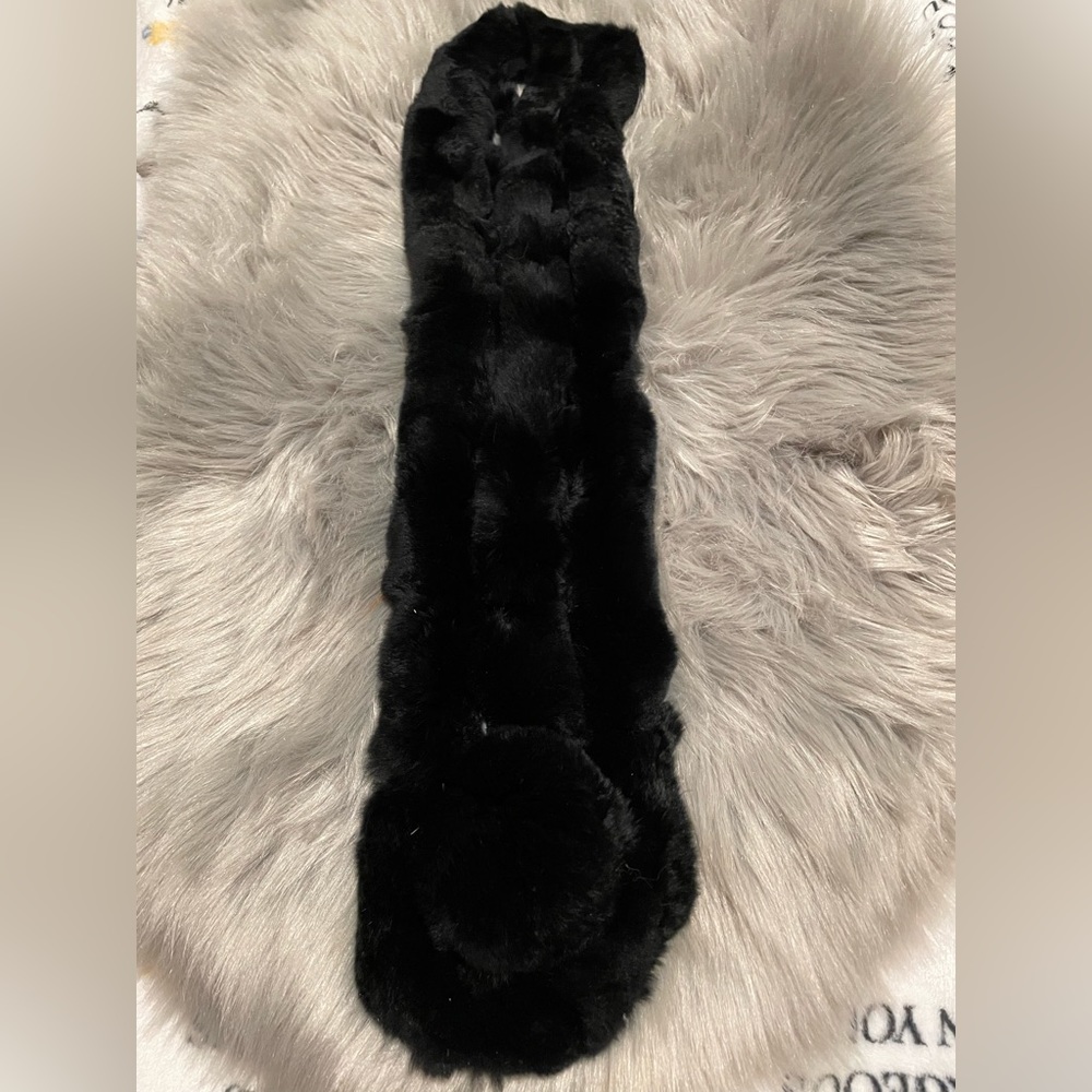 Black fur scarf.